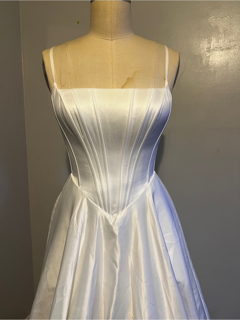 Elegant Ivory Spaghetti-Strap Wedding Dress with Structured Bodice - Picture 7 of 8